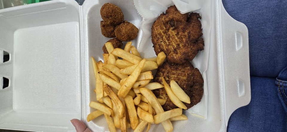 Casual crab house serving fried seafood and sandwiches.